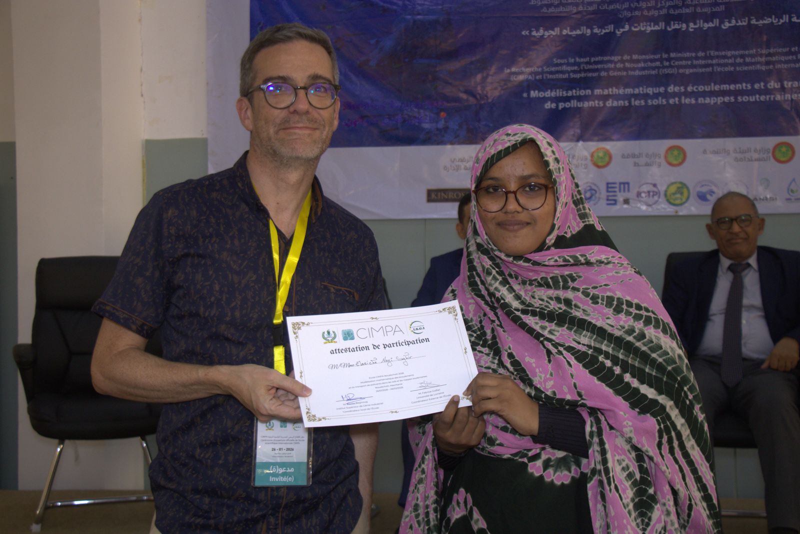 Remise des attestations lors de la cérémonie de clôture.