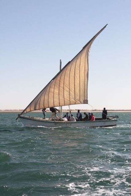 Une lanche sous voile au Banc d'Arguin